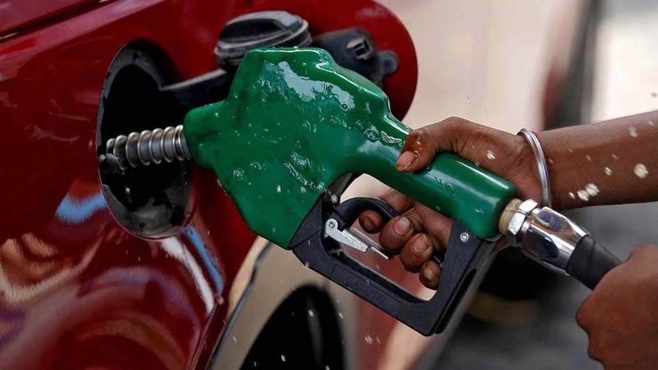 Petrol Price Today: कच्चे तेल की कीमत में रिकॉर्ड उछाल, क्या पेट्रोल-डीजल भी हुआ महंगा? जानें आज का रेट