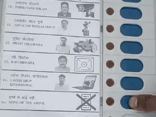 इंदौर लोकसभा में 1 बजे तक 38.6% वोटिंग:NOTA दबाते हुए वीडियो वायरल; स्टाफ को छुट्‌टी नहीं देने पर कैफे व कॉल सेंटर सील