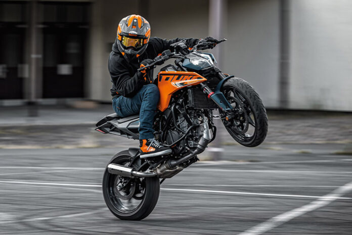 ये KTM स्पोर्टी लुक बाइक को सस्ते में बनाये अपना, जाने पॉवरफुल इंजन के साथ सस्ती कीमत…