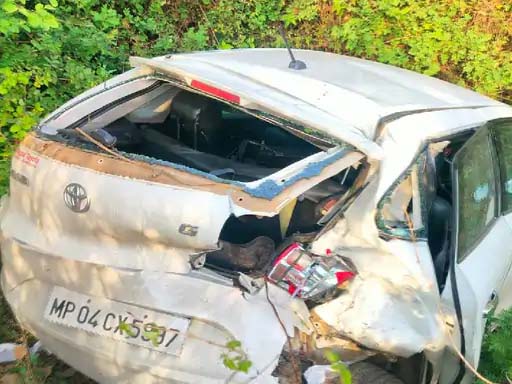 खड़ी कार को डंपर ने टक्कर मारी, भाजपा नेता की मौत